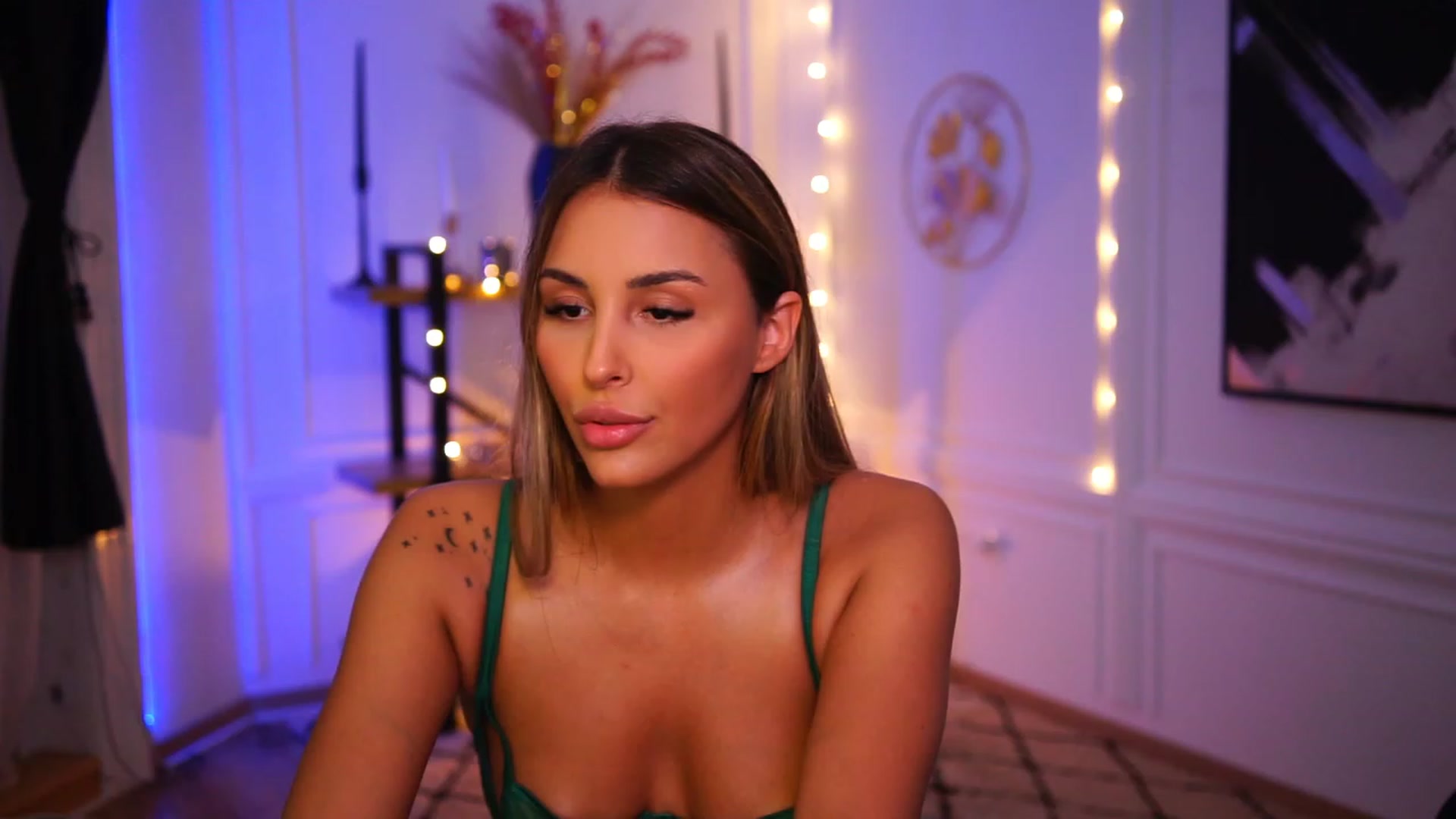 Gallery image thumbnail from Lisamelow's myfreecams stream on, 11/18/2022, 24:12 image 9 of 20