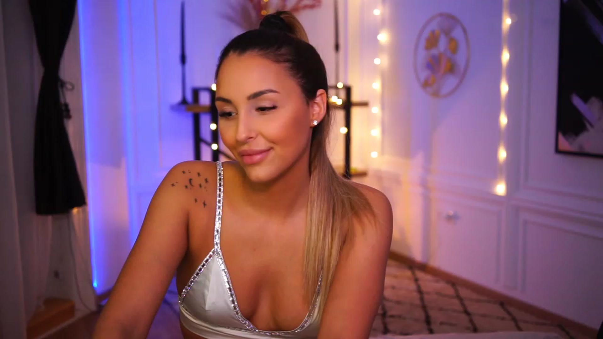Gallery image thumbnail from Lisamelow's myfreecams stream on, 11/19/2022, 21:12 image 6 of 20