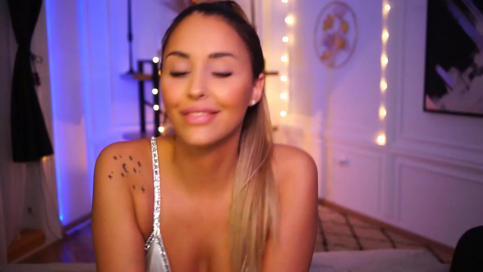 Gallery image thumbnail from Lisamelow's myfreecams stream on, 11/19/2022, 21:12 image 2 of 20