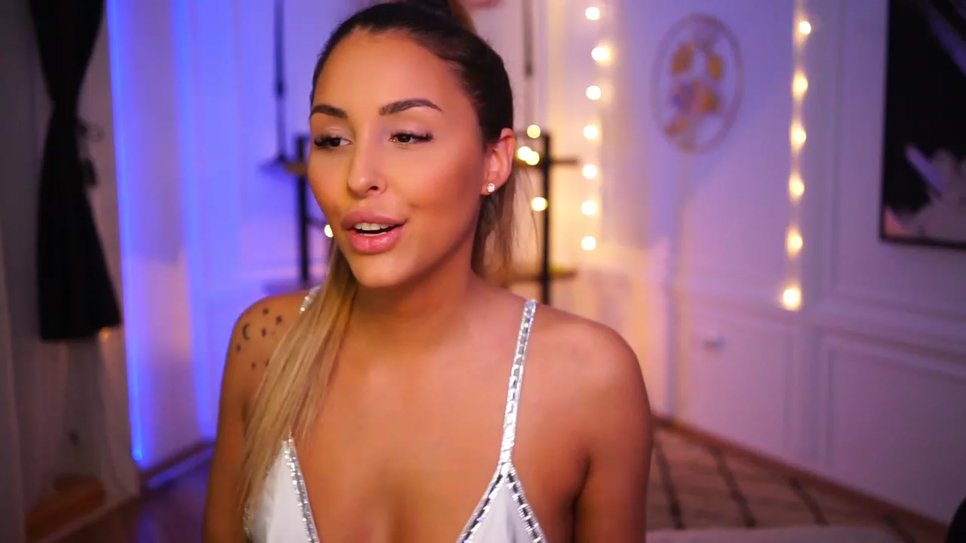 Gallery image thumbnail from Lisamelow's myfreecams stream on, 11/19/2022, 21:12 image 11 of 20