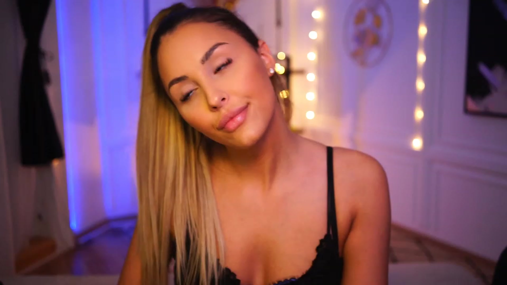 Gallery image thumbnail from Lisamelow's myfreecams stream on, 11/19/2022, 22:47 image 16 of 20