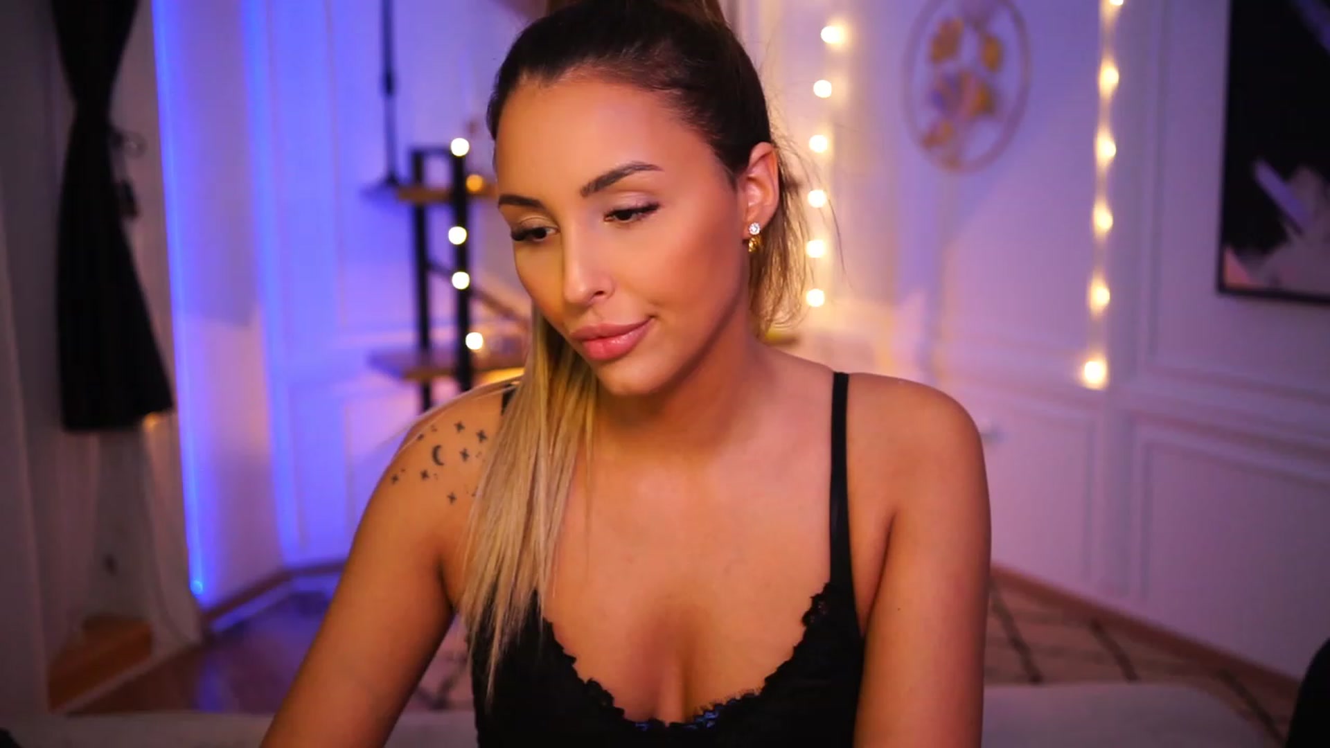 Gallery image thumbnail from Lisamelow's myfreecams stream on, 11/19/2022, 22:47 image 8 of 20