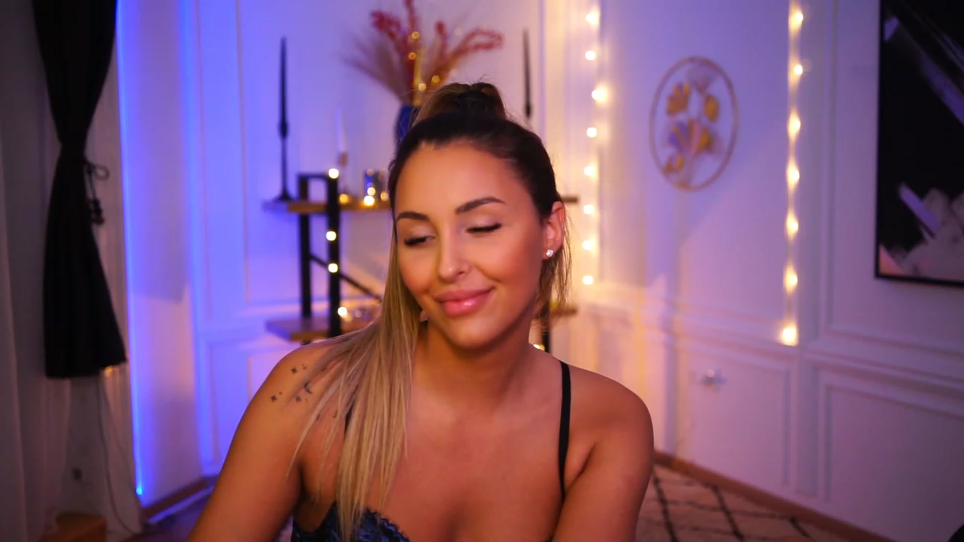Gallery image thumbnail from Lisamelow's myfreecams stream on, 11/20/2022, 24:01 image 15 of 20