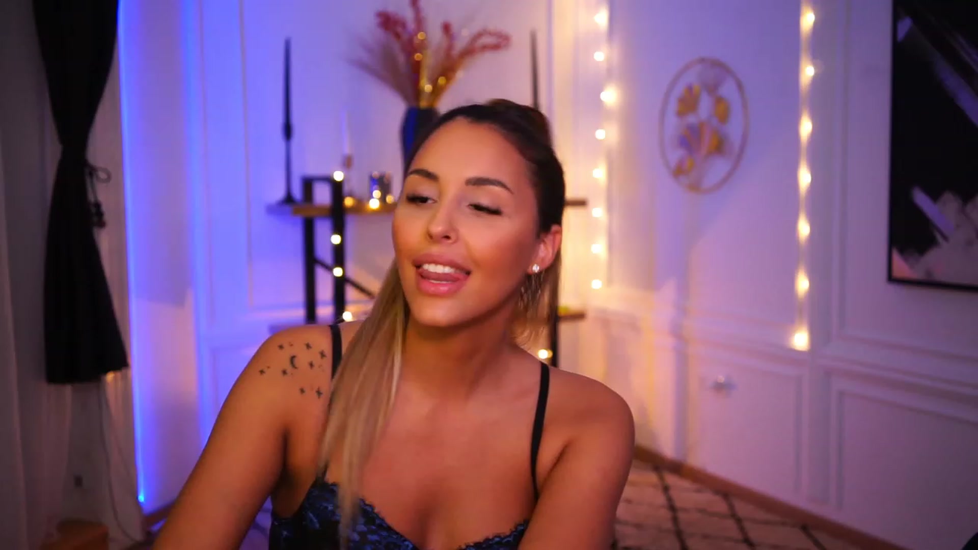 Gallery image thumbnail from Lisamelow's myfreecams stream on, 11/20/2022, 24:01 image 18 of 20