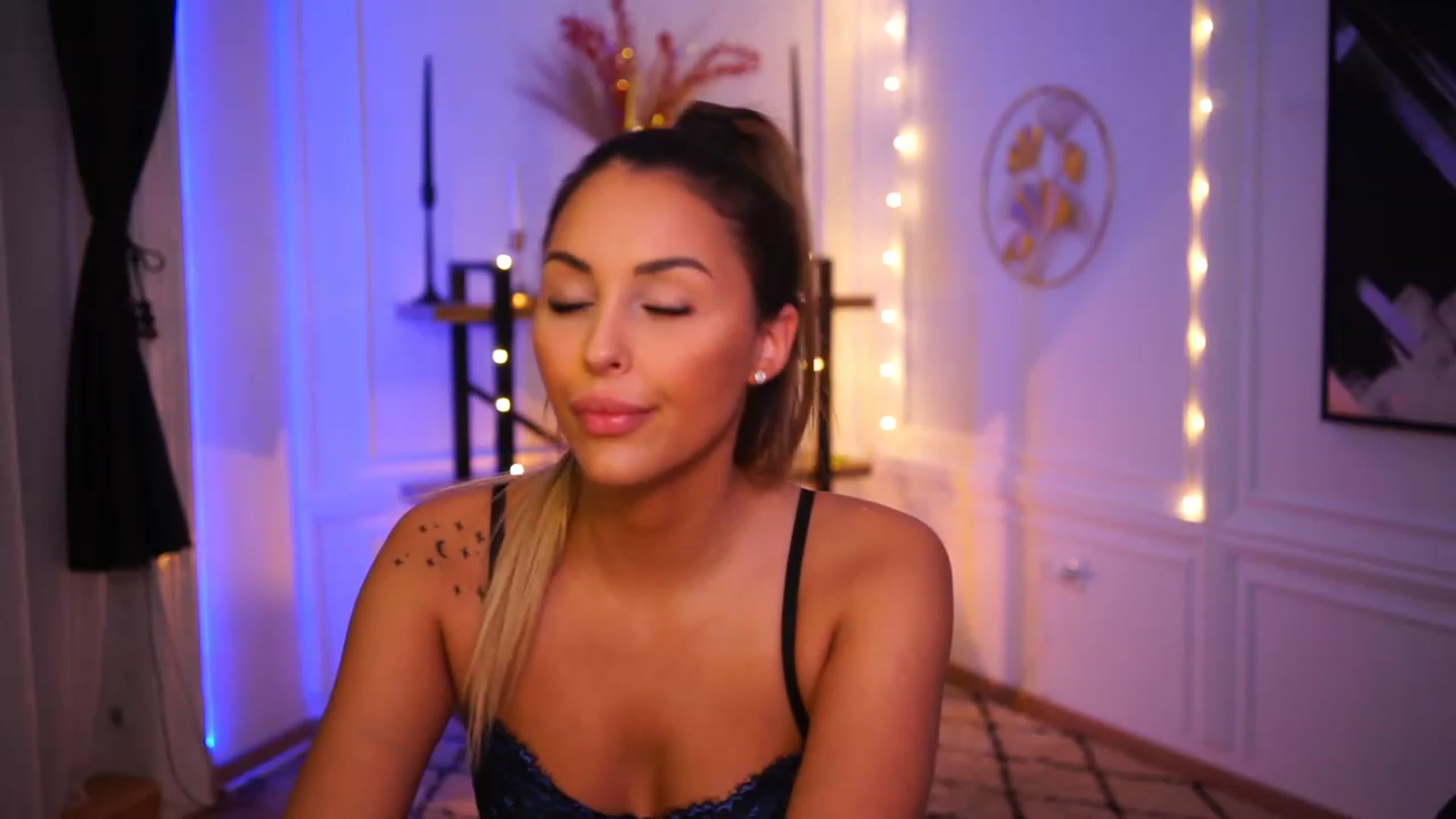 Gallery image thumbnail from Lisamelow's myfreecams stream on, 11/20/2022, 24:01 image 10 of 20