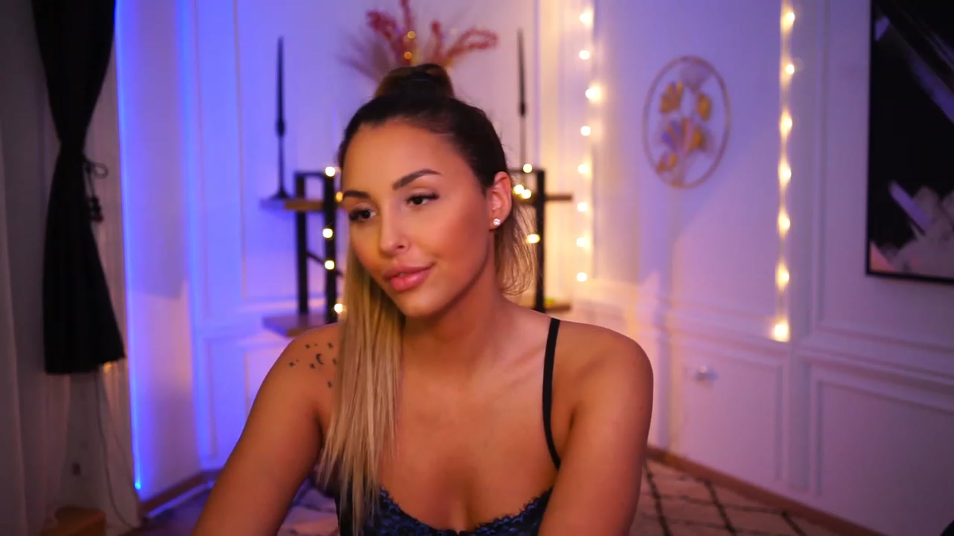 Gallery image thumbnail from Lisamelow's myfreecams stream on, 11/20/2022, 24:01 image 11 of 20
