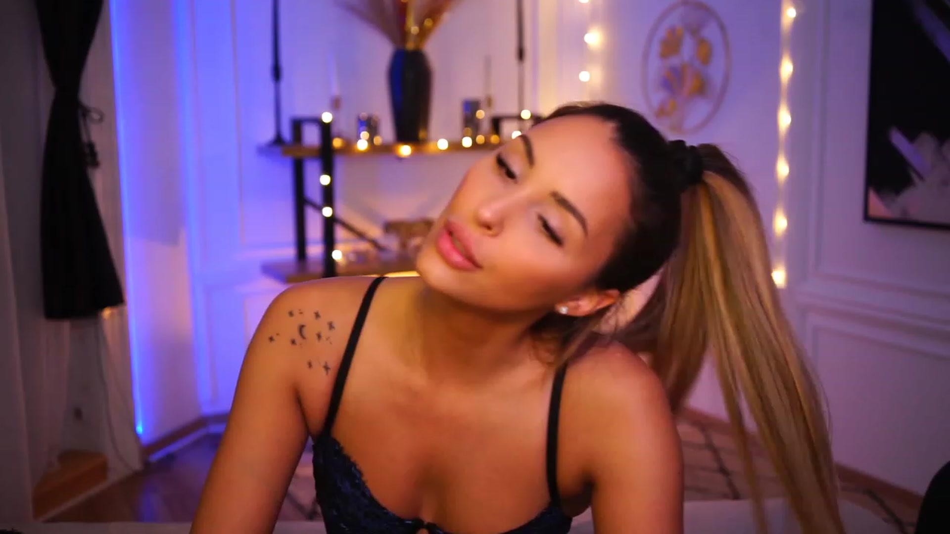Gallery image thumbnail from Lisamelow's myfreecams stream on, 11/20/2022, 24:01 image 5 of 20