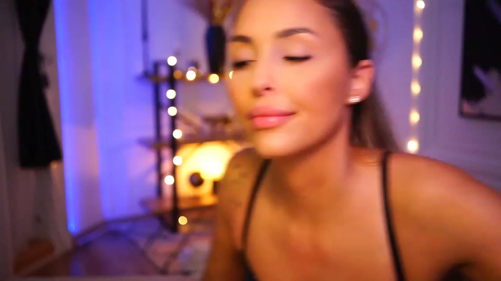 Gallery image thumbnail from Lisamelow's myfreecams stream on, 11/20/2022, 24:01 image 1 of 20