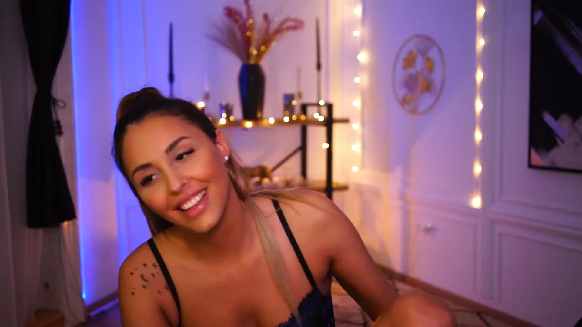 Gallery image thumbnail from Lisamelow's myfreecams stream on, 11/20/2022, 24:01 image 13 of 20