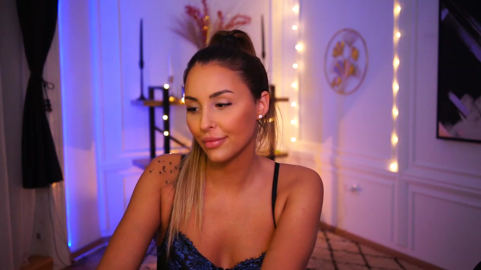 Gallery image thumbnail from Lisamelow's myfreecams stream on, 11/20/2022, 24:01 image 17 of 20