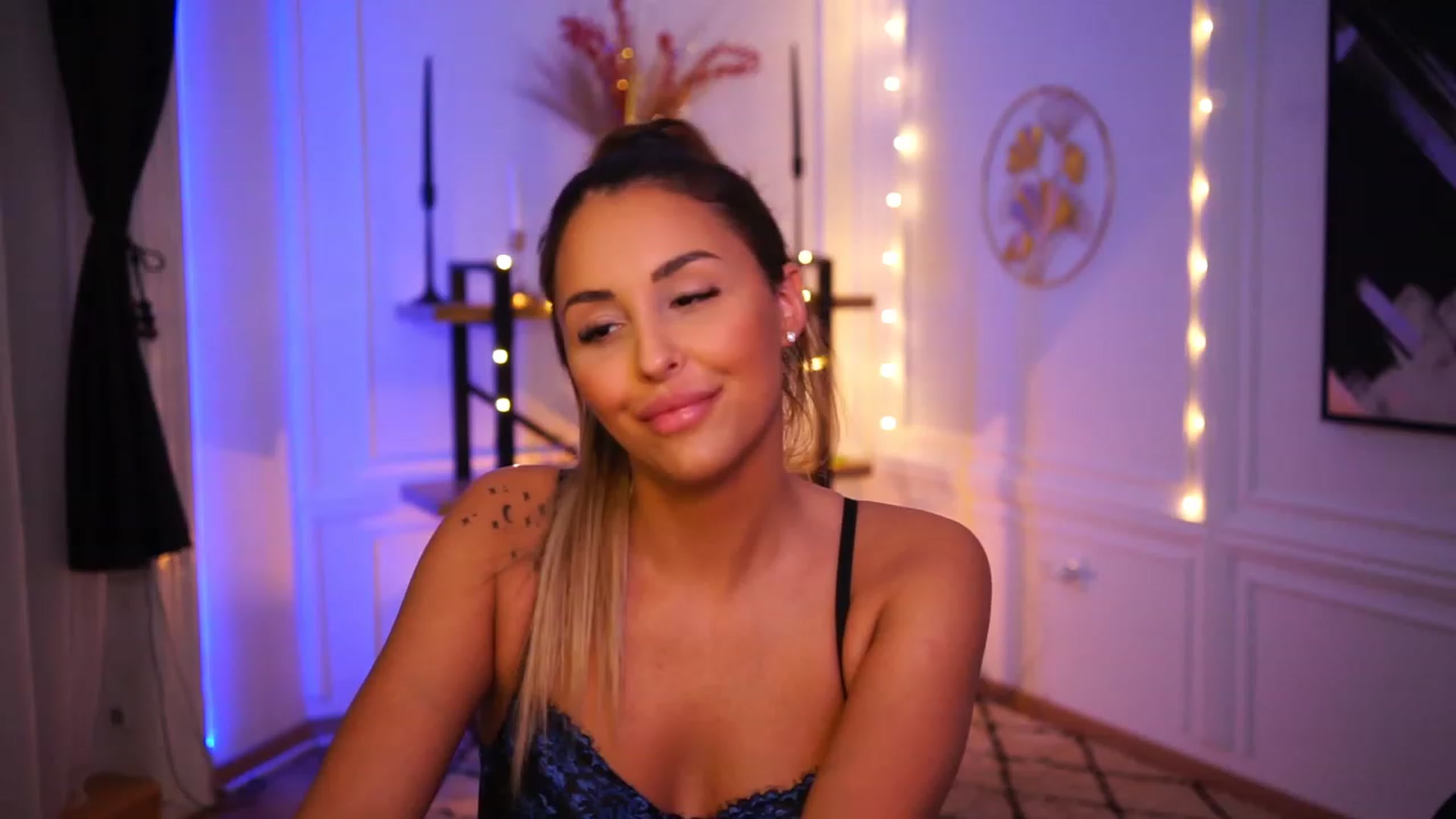 Gallery image thumbnail from Lisamelow's myfreecams stream on, 11/20/2022, 24:14 image 6 of 20