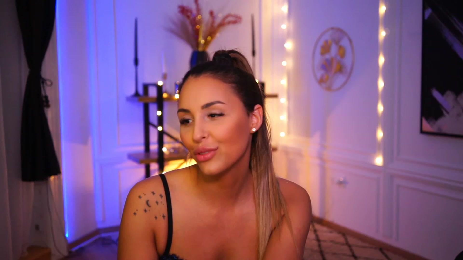 Gallery image thumbnail from Lisamelow's myfreecams stream on, 11/20/2022, 24:14 image 18 of 20