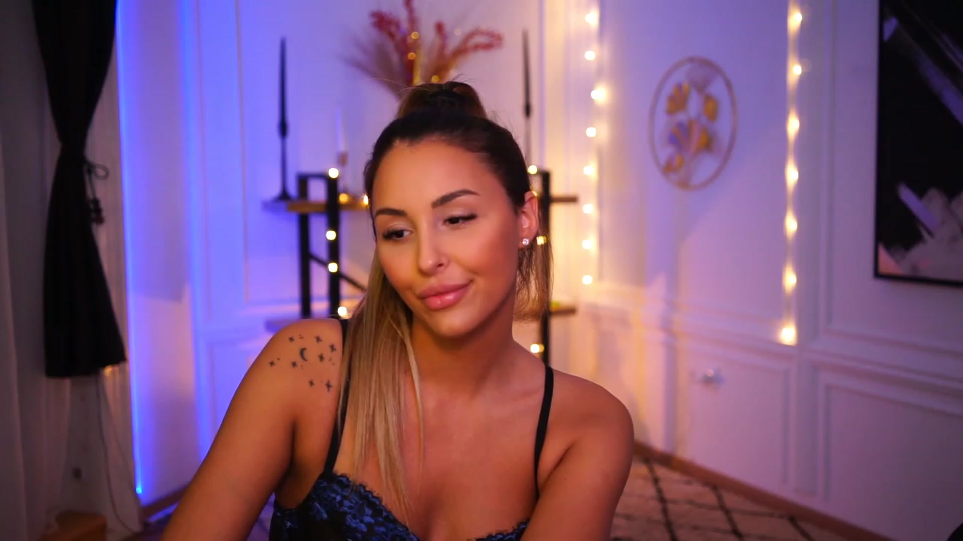 Gallery image thumbnail from Lisamelow's myfreecams stream on, 11/20/2022, 24:14 image 10 of 20