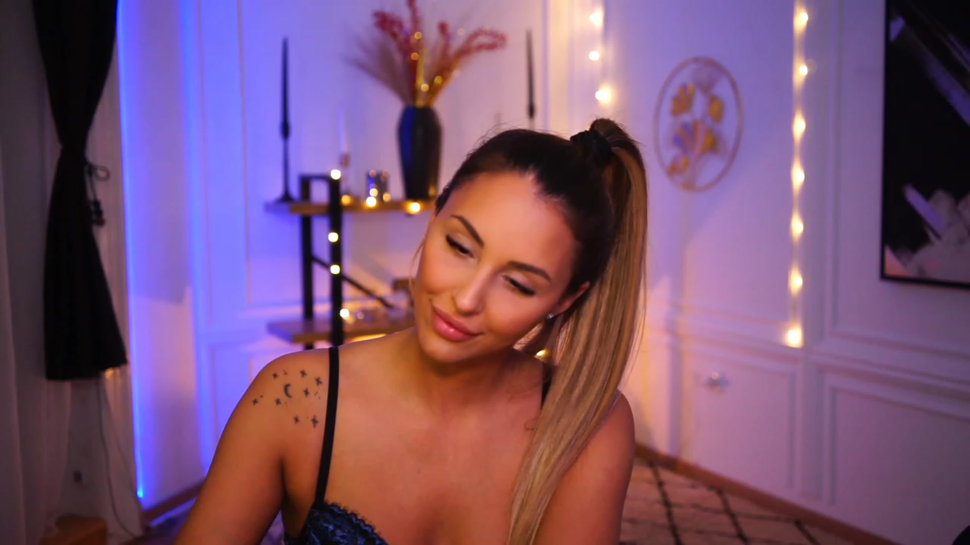 Gallery image thumbnail from Lisamelow's myfreecams stream on, 11/20/2022, 24:14 image 17 of 20