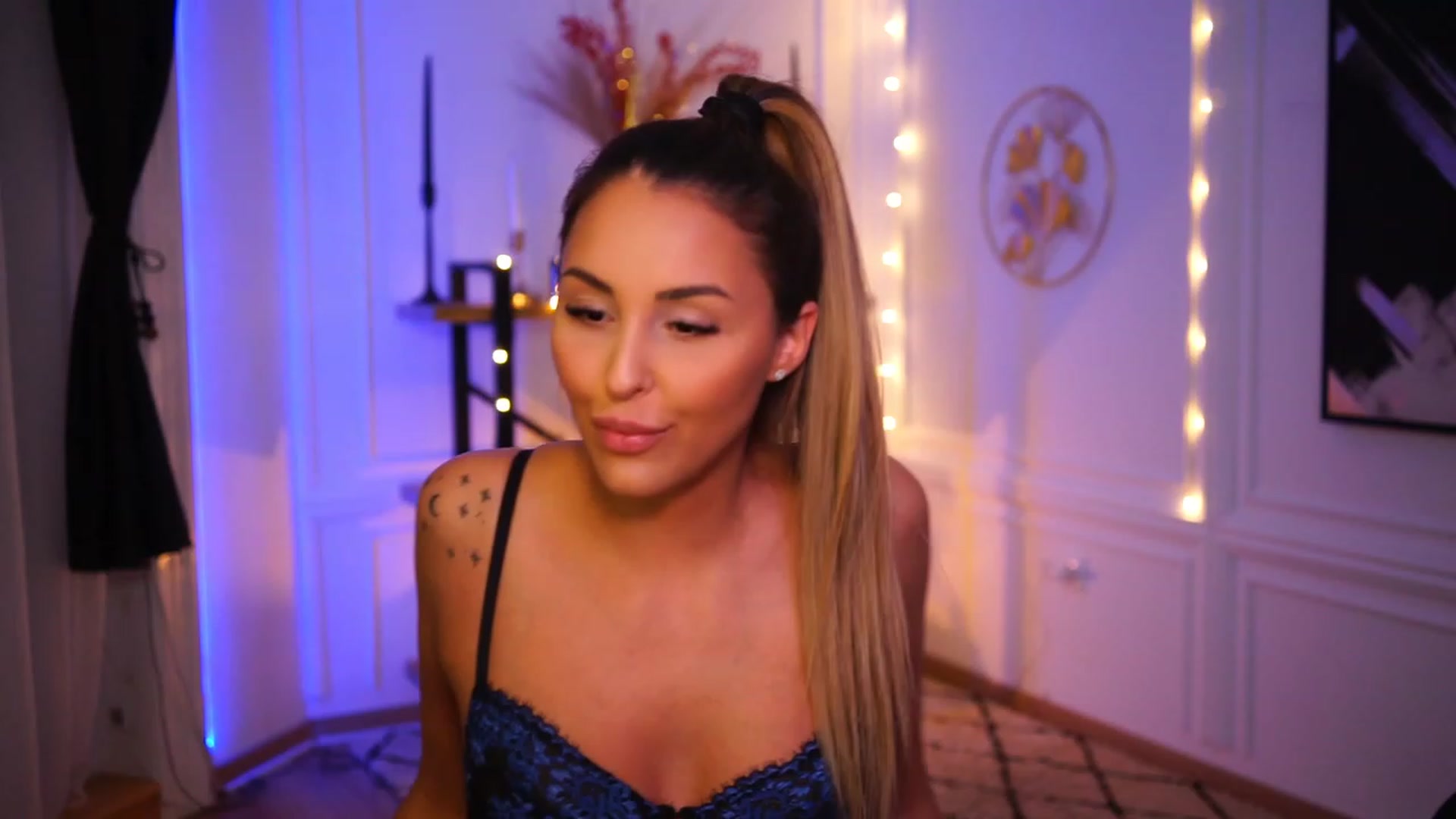 Gallery image thumbnail from Lisamelow's myfreecams stream on, 11/20/2022, 24:14 image 2 of 20