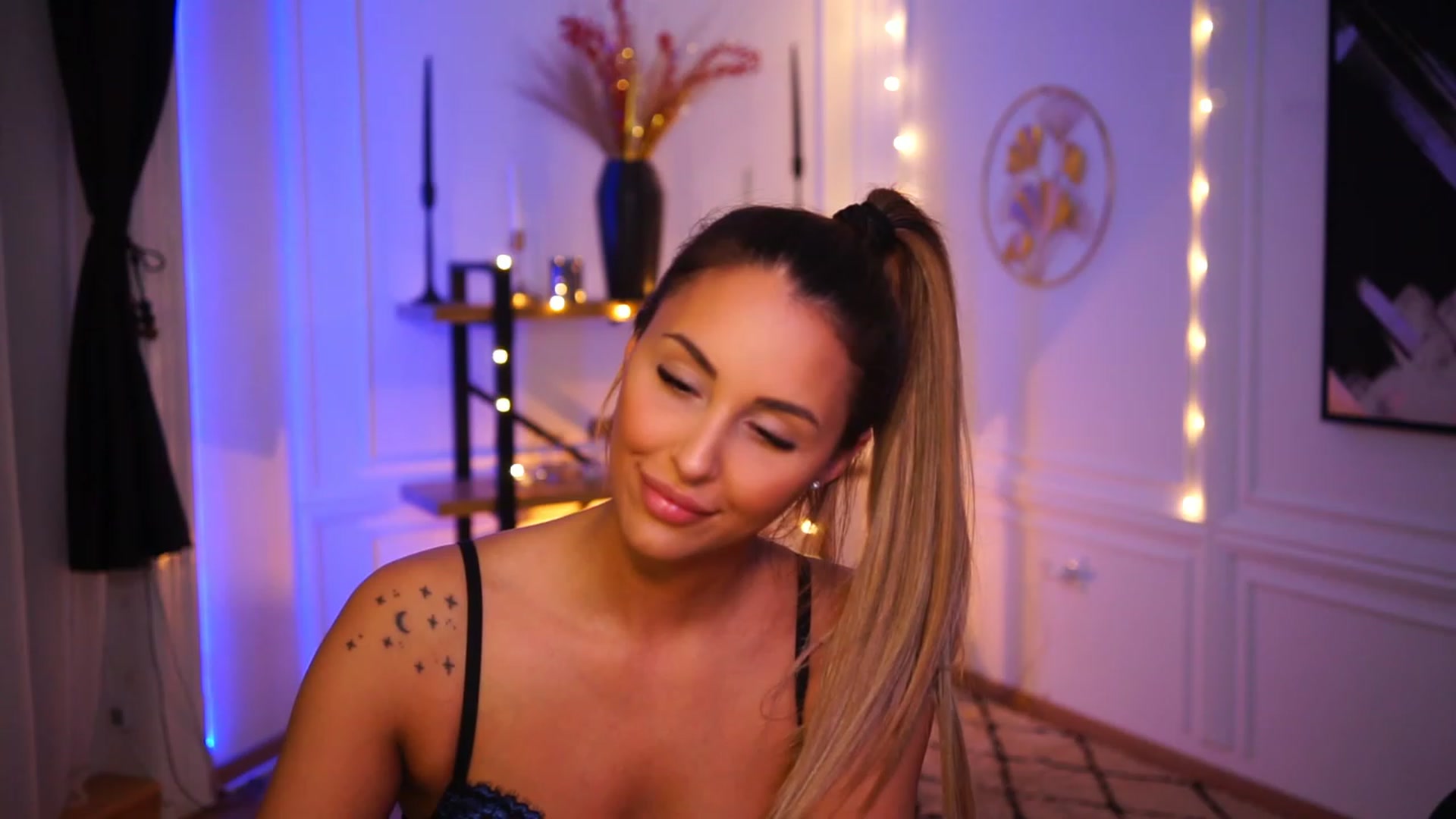 Gallery image thumbnail from Lisamelow's myfreecams stream on, 11/20/2022, 24:14 image 19 of 20