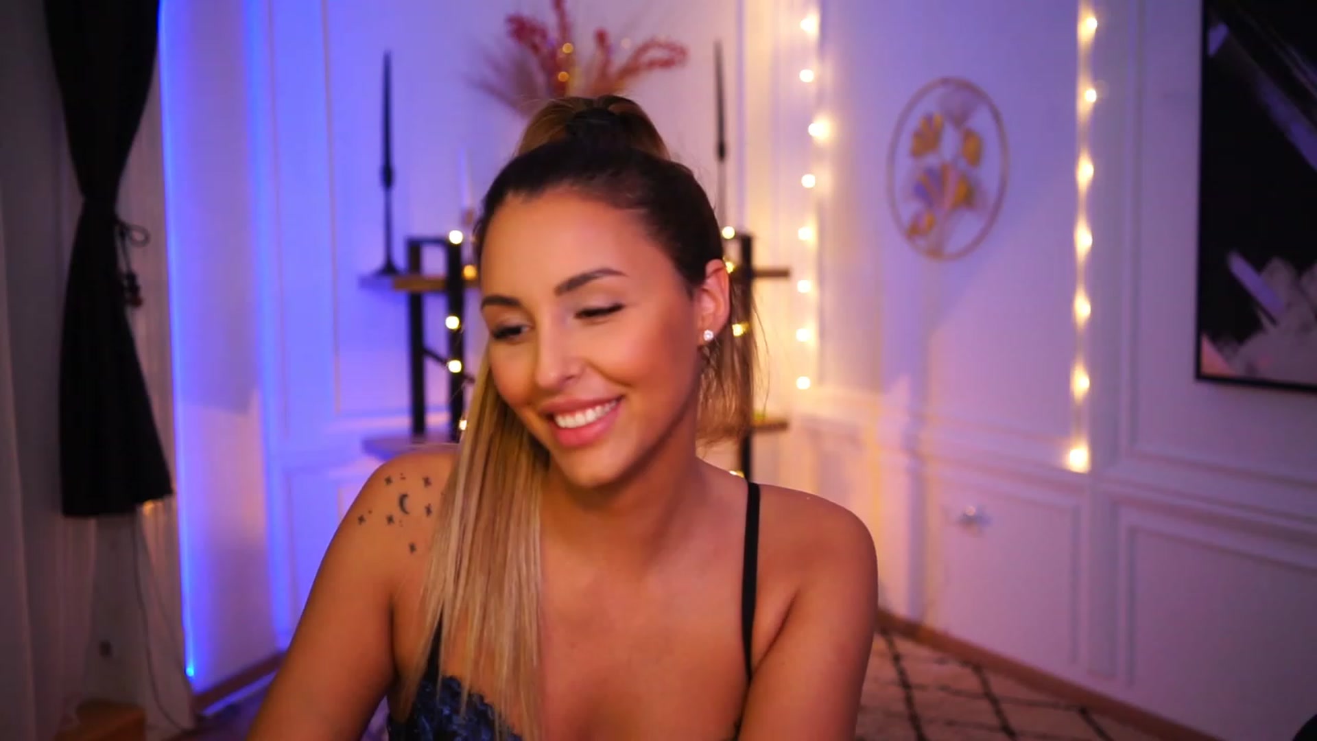 Gallery image thumbnail from Lisamelow's myfreecams stream on, 11/20/2022, 24:14 image 14 of 20