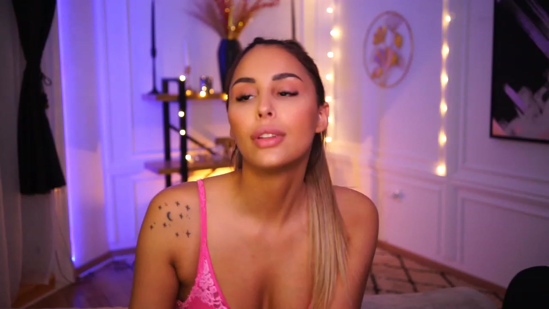 Gallery image thumbnail from Lisamelow's myfreecams stream on, 11/20/2022, 16:49 image 13 of 20