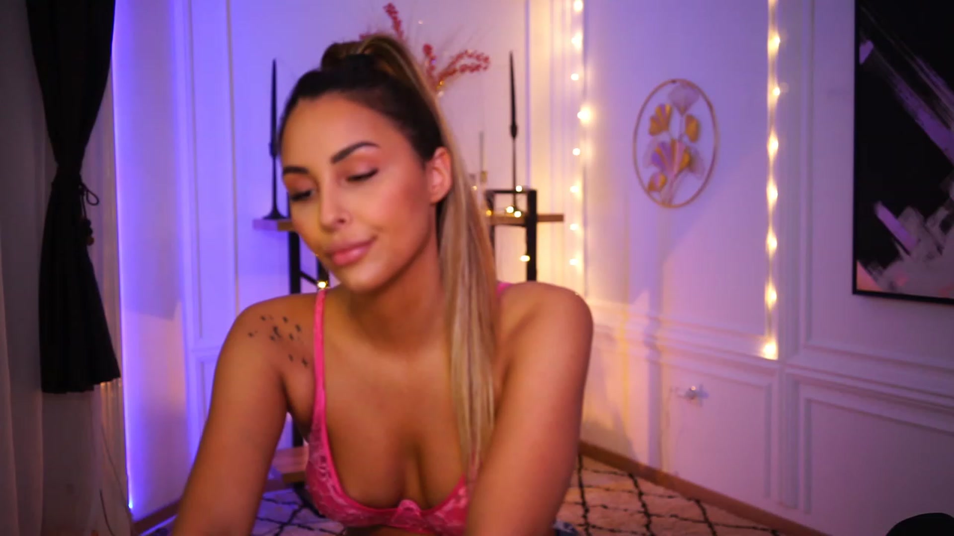 Gallery image thumbnail from Lisamelow's myfreecams stream on, 11/20/2022, 18:04 image 15 of 20