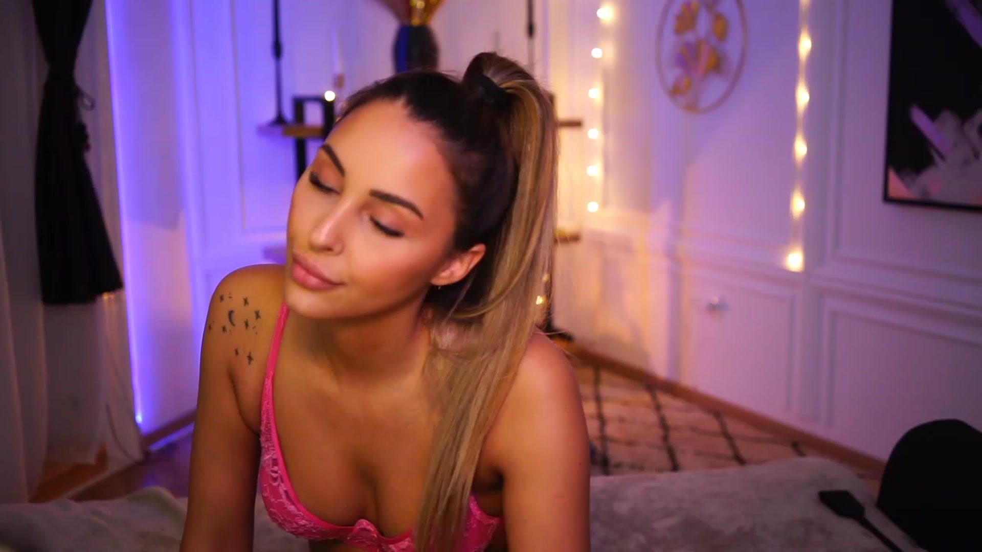 Gallery image thumbnail from Lisamelow's myfreecams stream on, 11/20/2022, 18:04 image 17 of 20