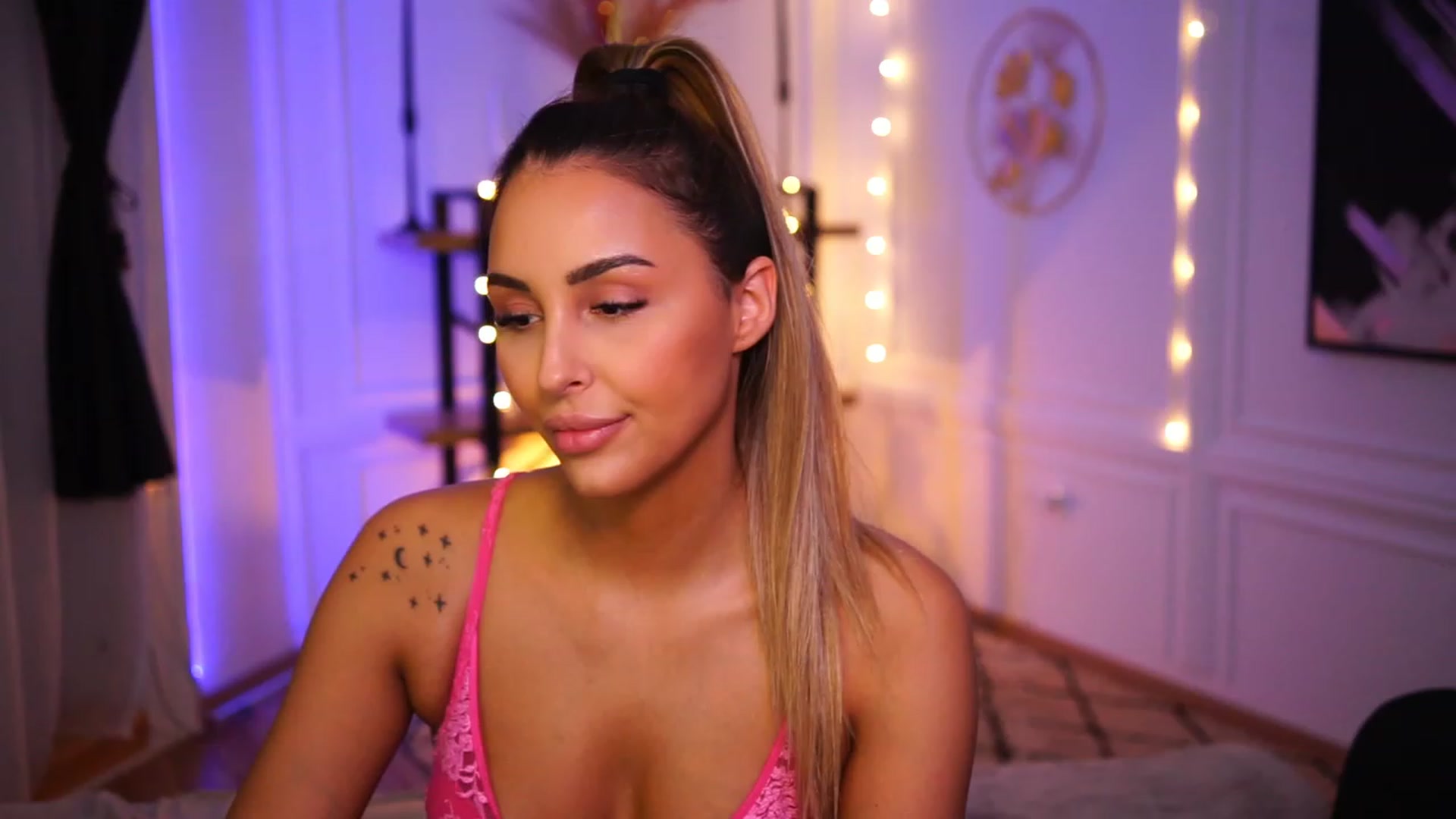 Gallery image thumbnail from Lisamelow's myfreecams stream on, 11/20/2022, 18:04 image 6 of 20