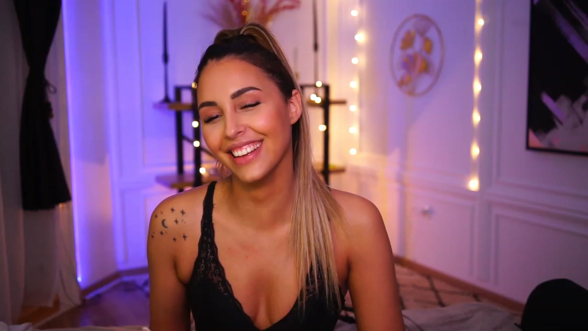 Gallery image thumbnail from Lisamelow's myfreecams stream on, 11/20/2022, 20:07 image 9 of 20