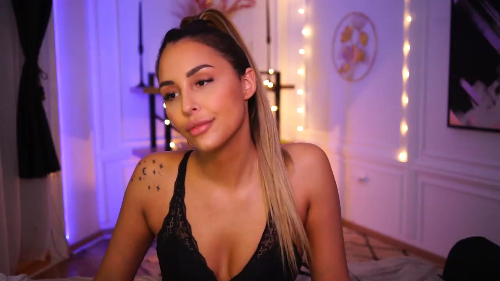 Gallery image thumbnail from Lisamelow's myfreecams stream on, 11/20/2022, 20:07 image 7 of 20
