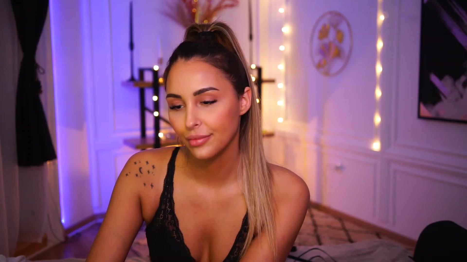 Gallery image thumbnail from Lisamelow's myfreecams stream on, 11/20/2022, 20:07 image 10 of 20