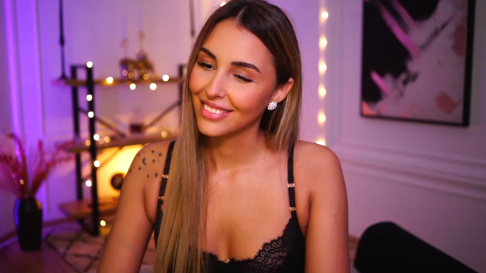 Gallery image thumbnail from Lisamelow's myfreecams stream on, 11/22/2022, 21:48 image 8 of 20