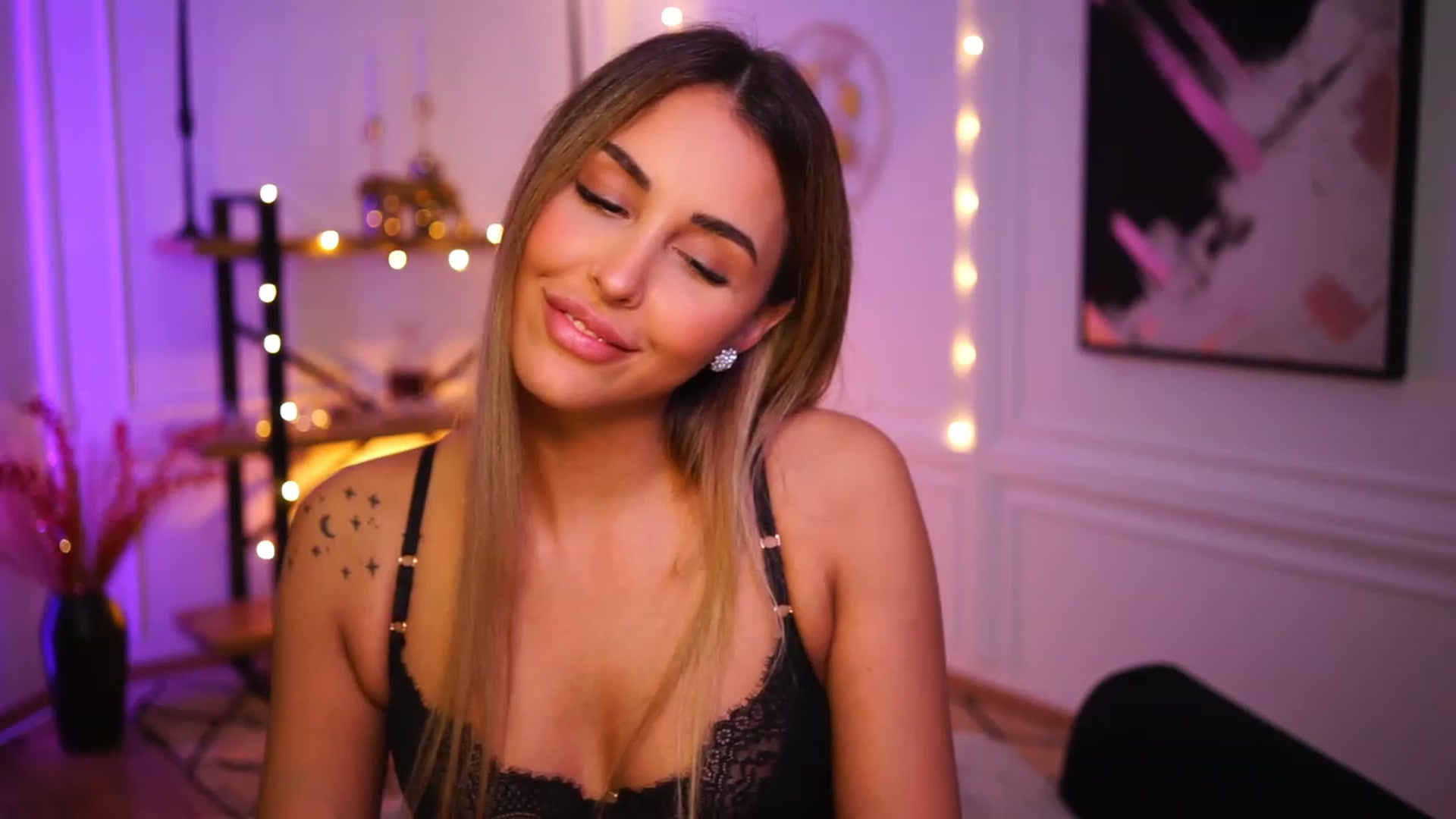 Gallery image thumbnail from Lisamelow's myfreecams stream on, 11/22/2022, 21:48 image 16 of 20