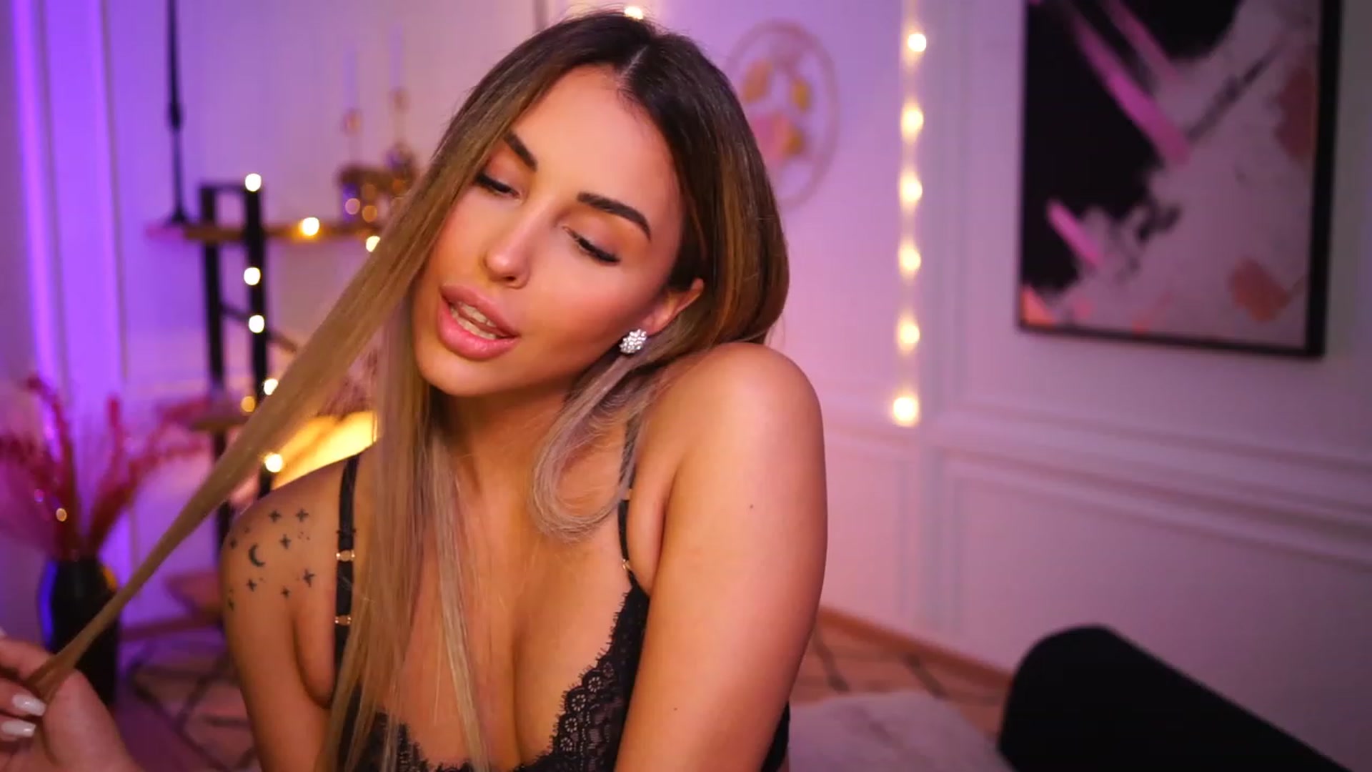 Gallery image thumbnail from Lisamelow's myfreecams stream on, 11/22/2022, 21:48 image 18 of 20