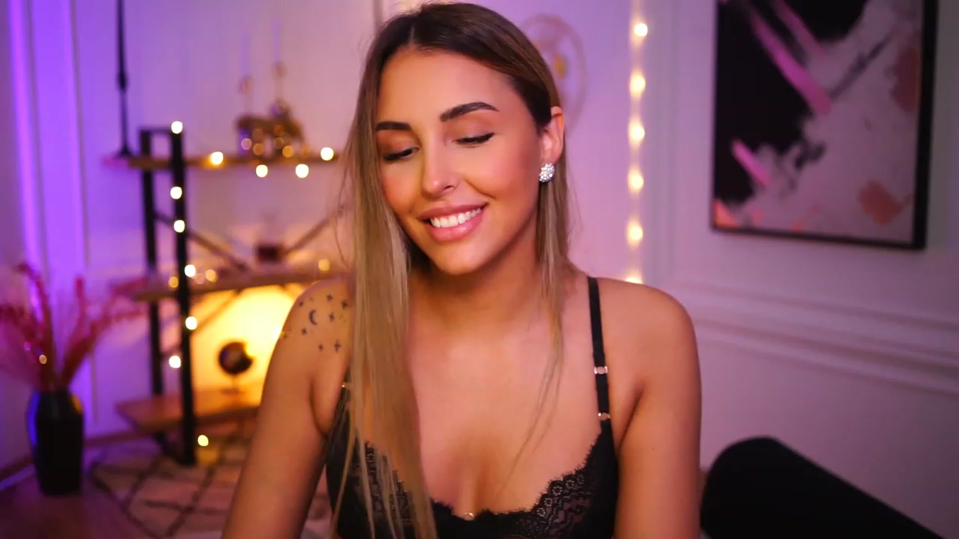 Gallery image thumbnail from Lisamelow's myfreecams stream on, 11/22/2022, 21:48 image 19 of 20