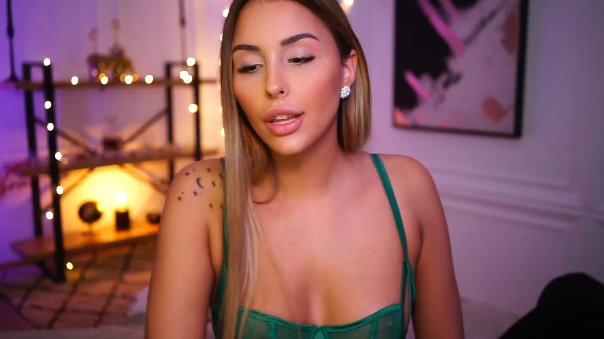Gallery image thumbnail from Lisamelow's myfreecams stream on, 11/23/2022, 20:50 image 17 of 20