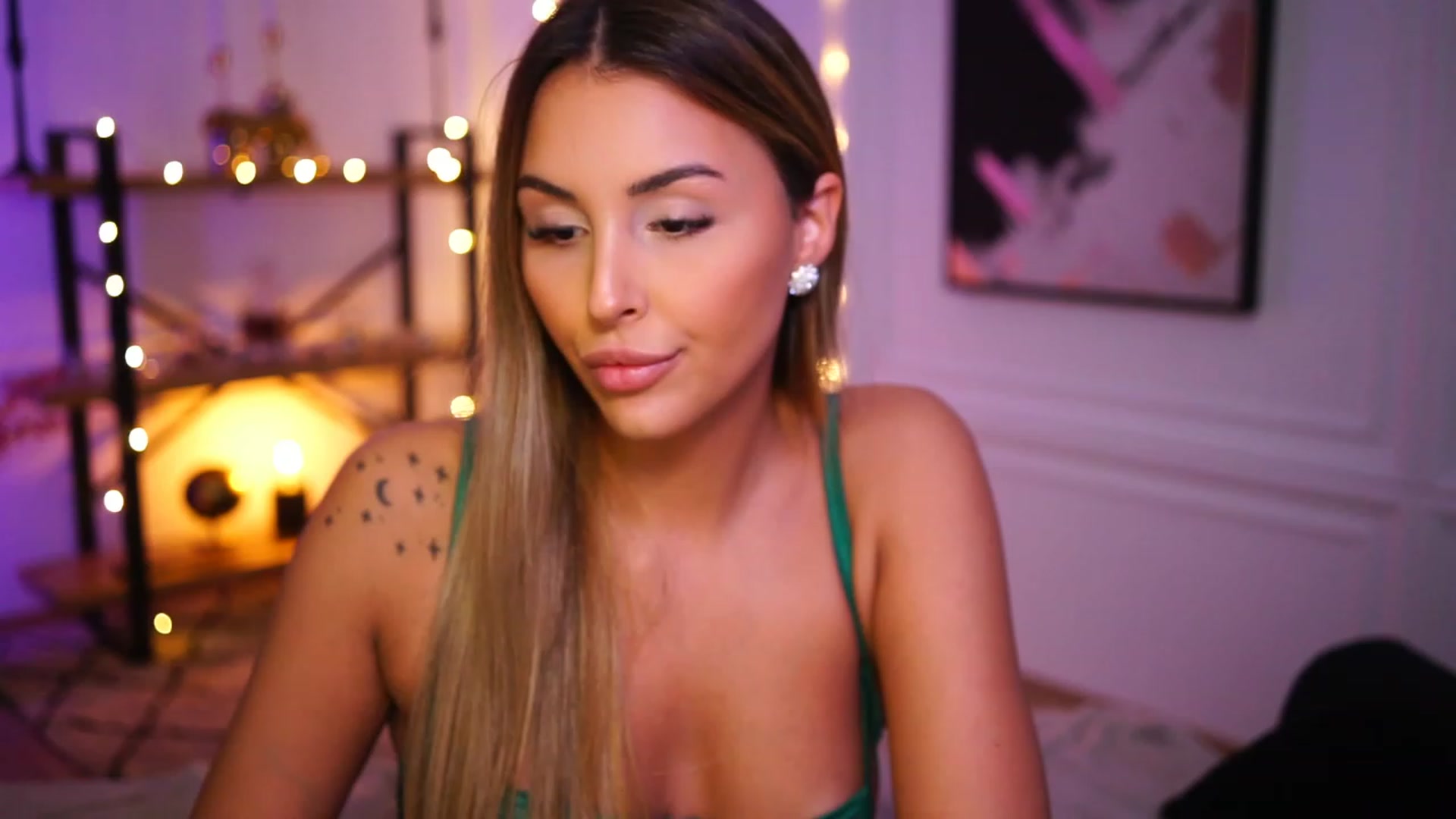 Gallery image thumbnail from Lisamelow's myfreecams stream on, 11/23/2022, 21:51 image 12 of 20