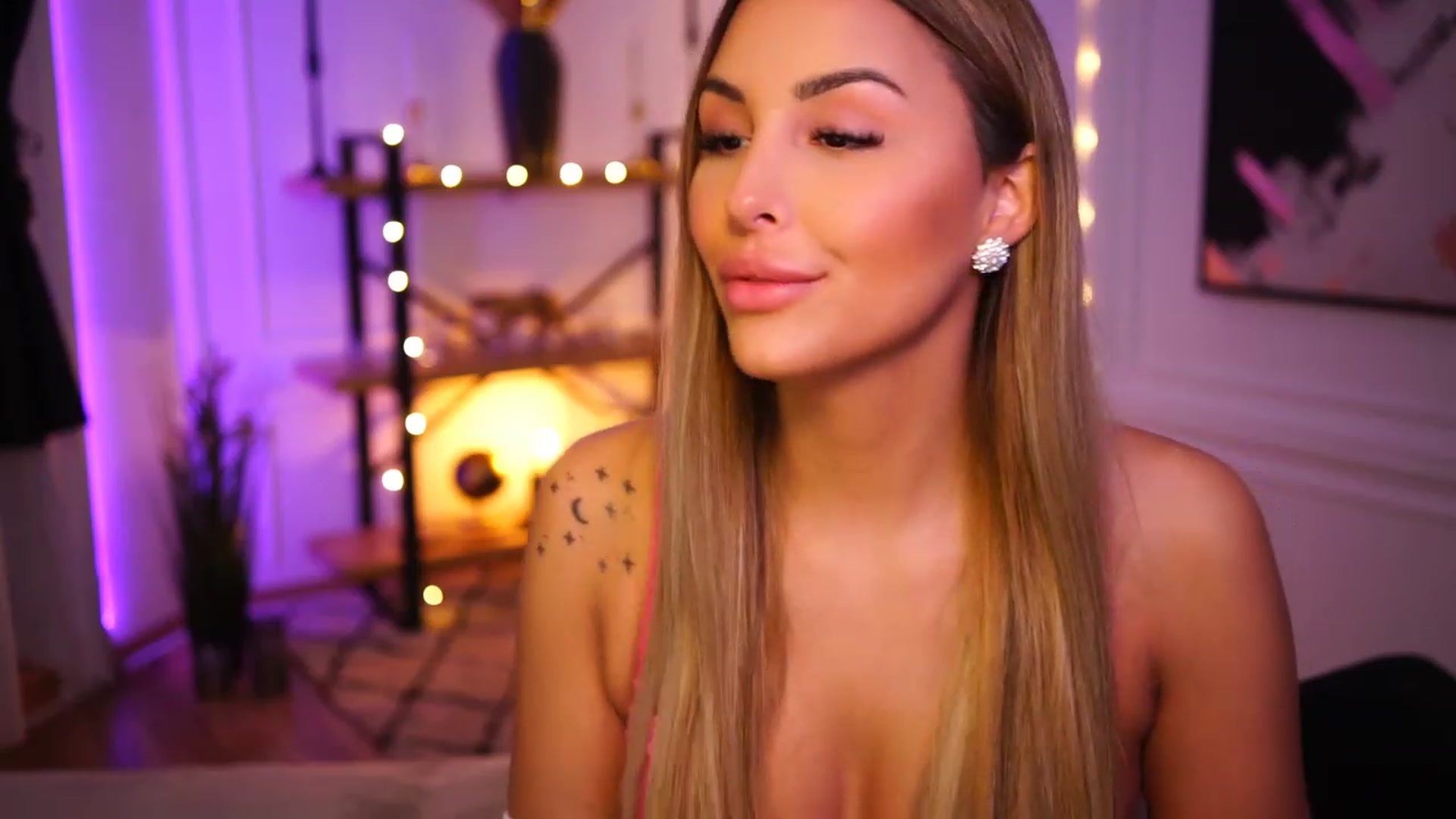 Gallery image thumbnail from Lisamelow's myfreecams stream on, 11/26/2022, 16:52 image 6 of 20