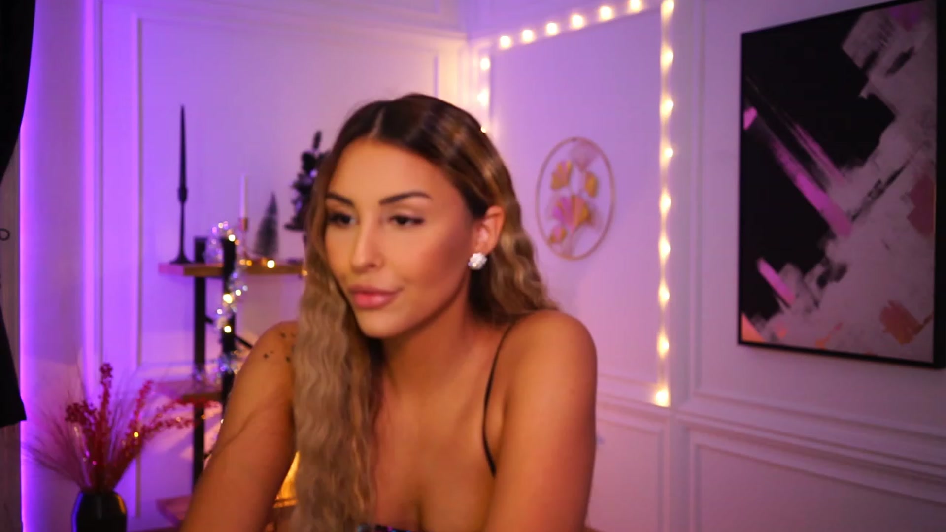 Gallery image thumbnail from Lisamelow's myfreecams stream on, 12/04/2022, 19:05 image 4 of 20