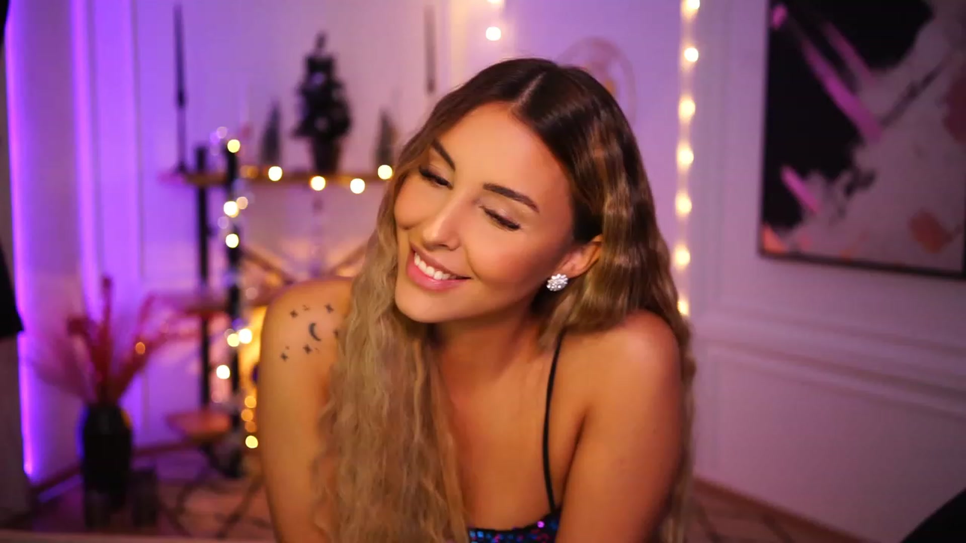 Gallery image thumbnail from Lisamelow's myfreecams stream on, 12/04/2022, 19:05 image 18 of 20