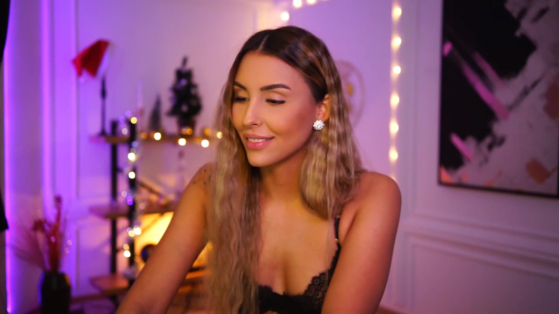 Gallery image thumbnail from Lisamelow's myfreecams stream on, 12/05/2022, 19:59 image 19 of 20