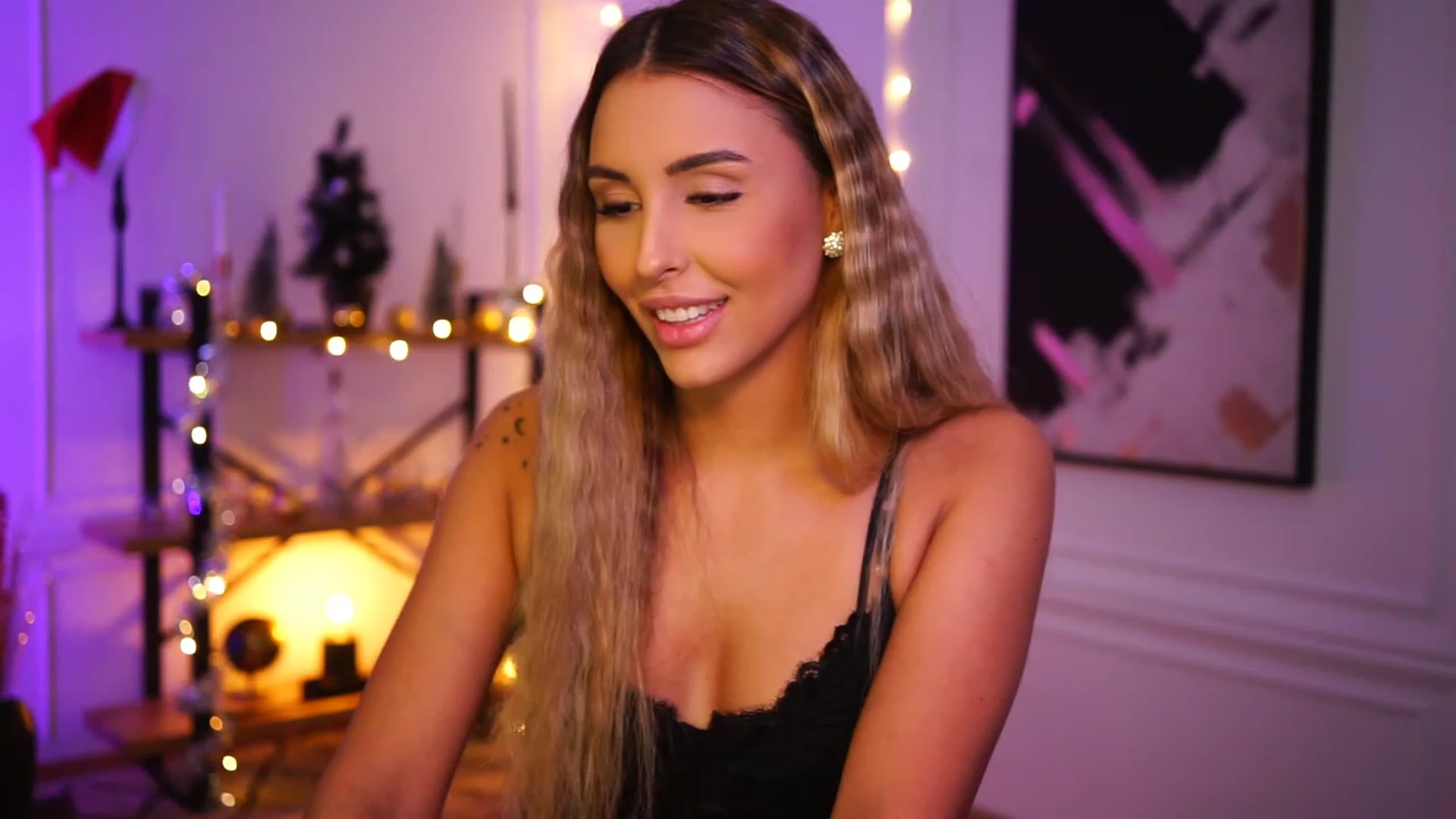 Gallery image thumbnail from Lisamelow's myfreecams stream on, 12/05/2022, 19:59 image 13 of 20