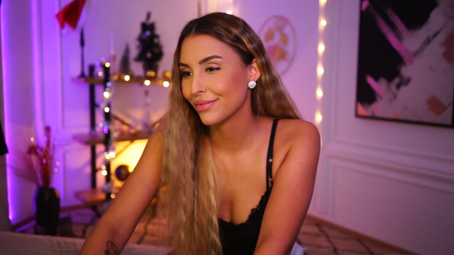 Gallery image thumbnail from Lisamelow's myfreecams stream on, 12/05/2022, 19:59 image 17 of 20