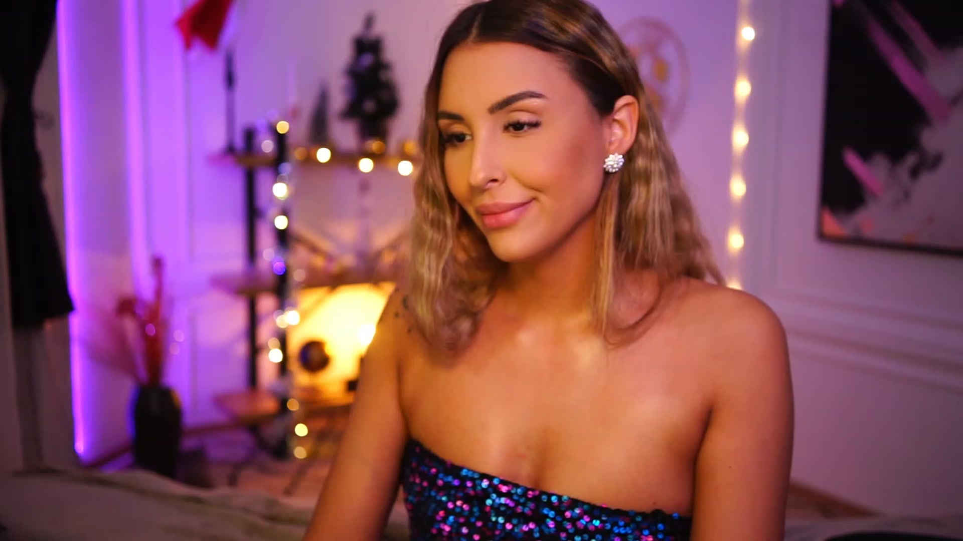 Gallery image thumbnail from Lisamelow's myfreecams stream on, 12/05/2022, 23:28 image 7 of 20