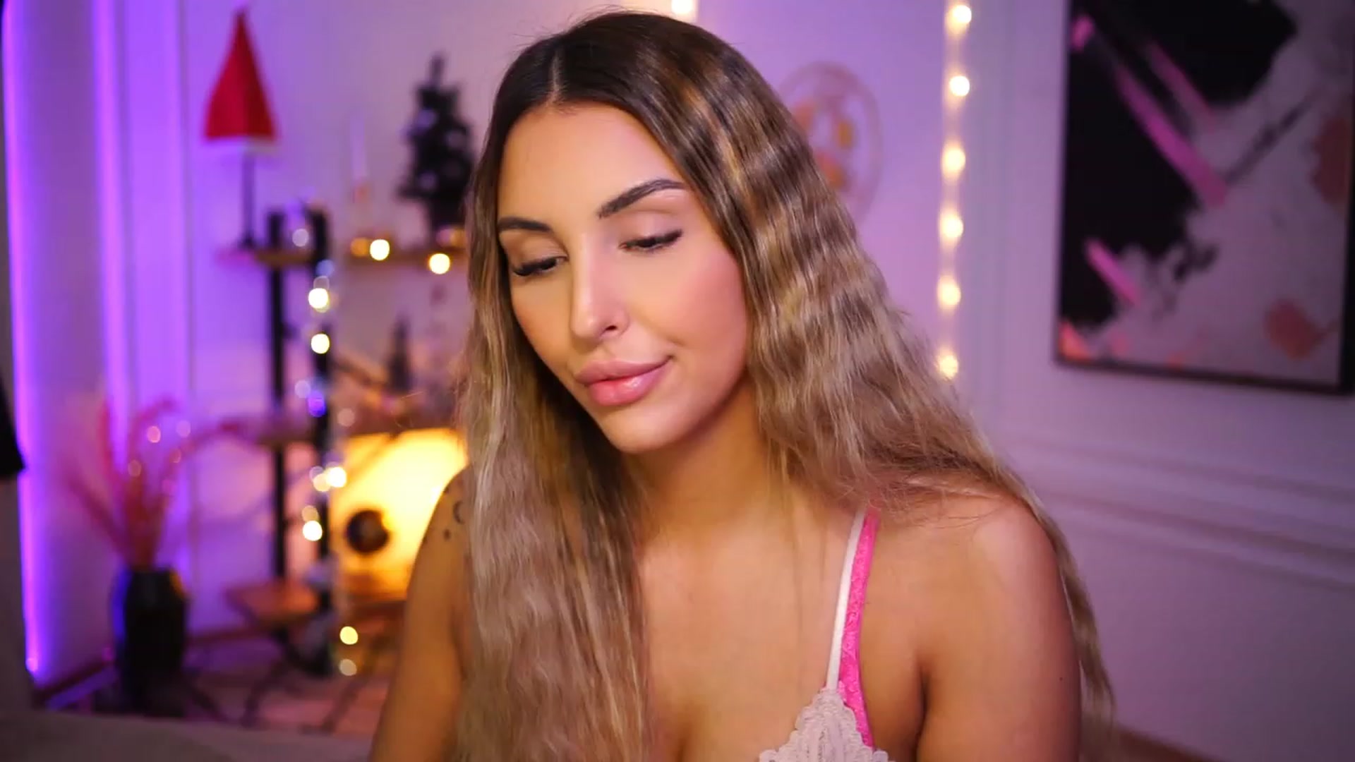 Gallery image thumbnail from Lisamelow's myfreecams stream on, 12/06/2022, 19:30 image 8 of 20