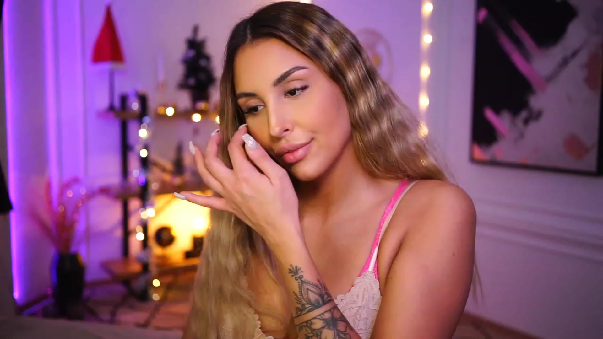 Gallery image thumbnail from Lisamelow's myfreecams stream on, 12/06/2022, 19:30 image 18 of 20