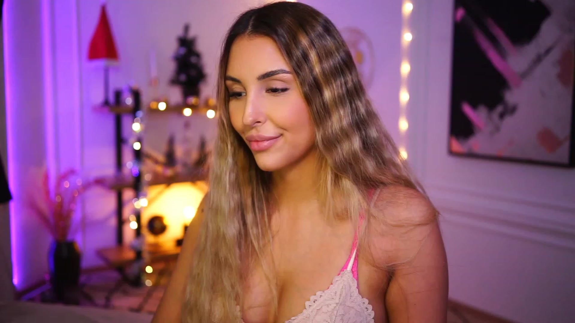 Gallery image thumbnail from Lisamelow's myfreecams stream on, 12/06/2022, 19:30 image 19 of 20