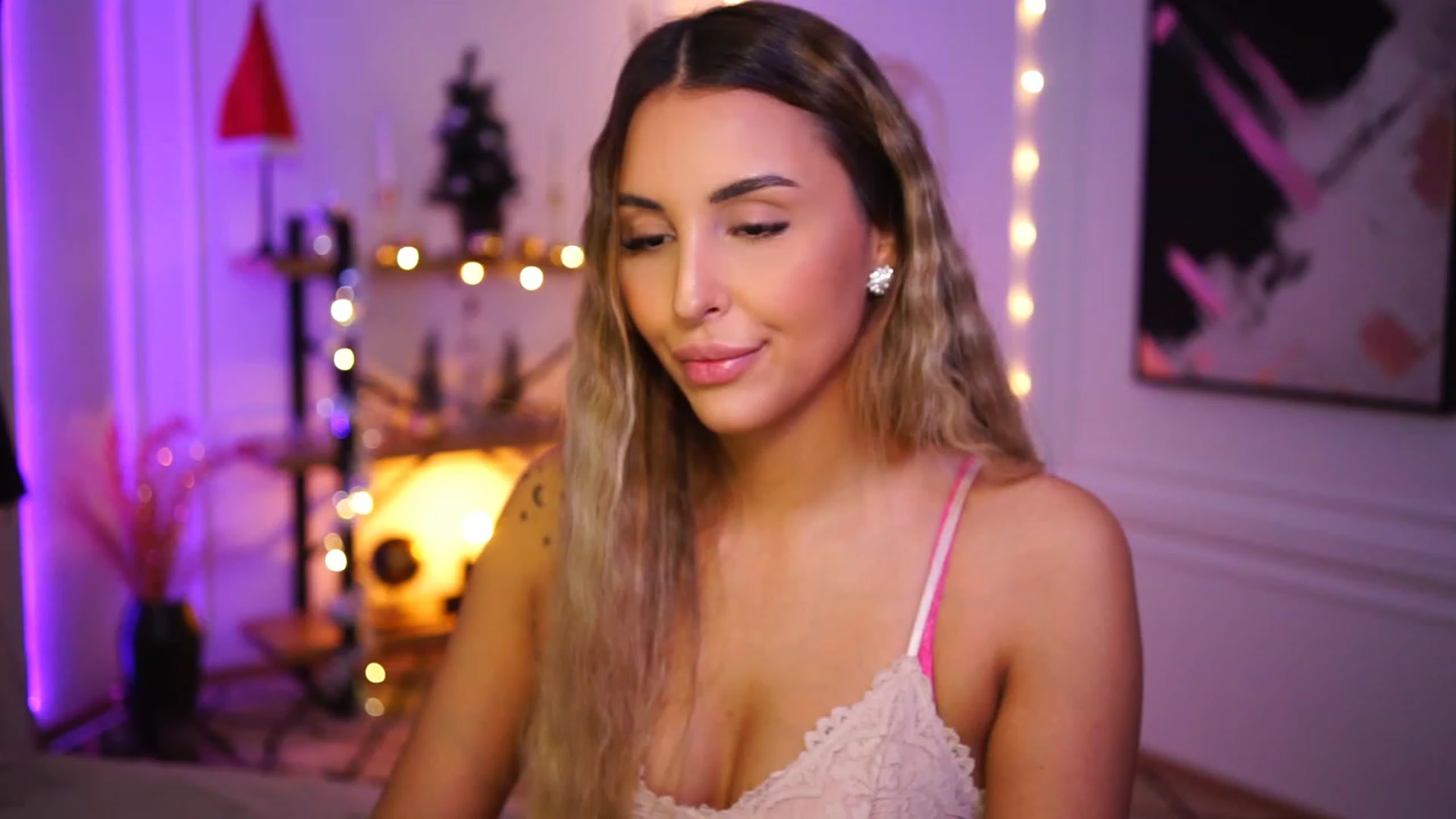 Gallery image thumbnail from Lisamelow's myfreecams stream on, 12/06/2022, 19:30 image 15 of 20