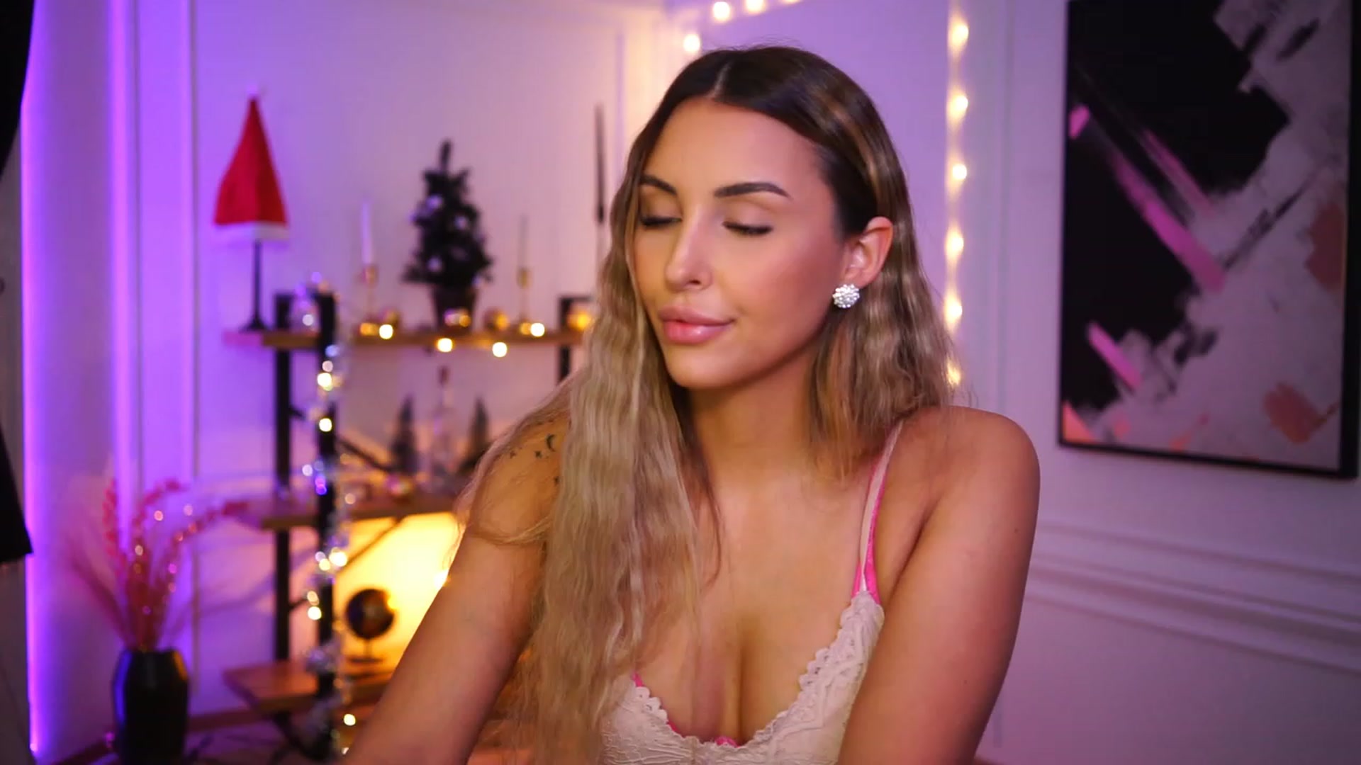 Gallery image thumbnail from Lisamelow's myfreecams stream on, 12/06/2022, 19:30 image 16 of 20