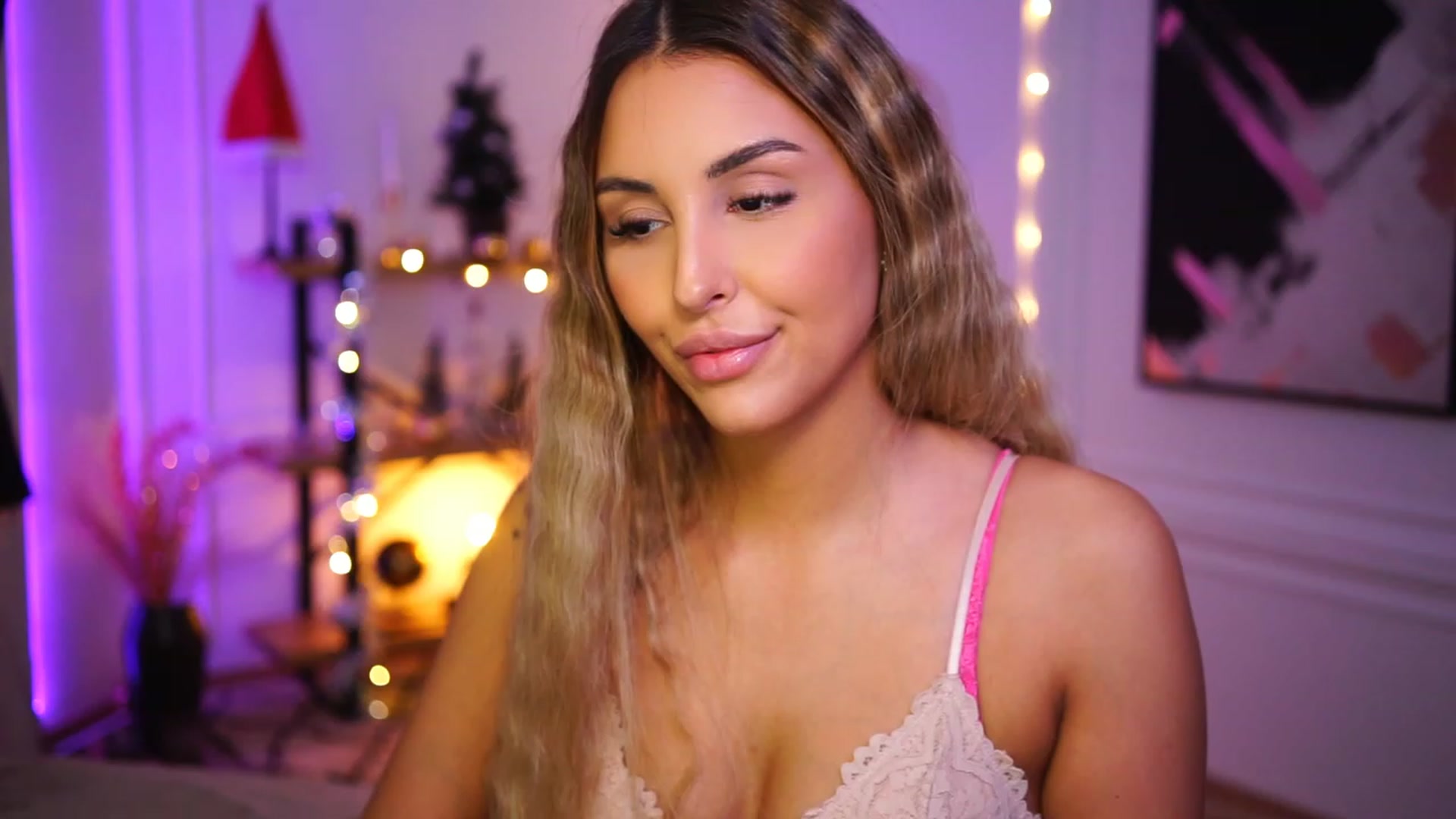 Gallery image thumbnail from Lisamelow's myfreecams stream on, 12/06/2022, 19:30 image 10 of 20