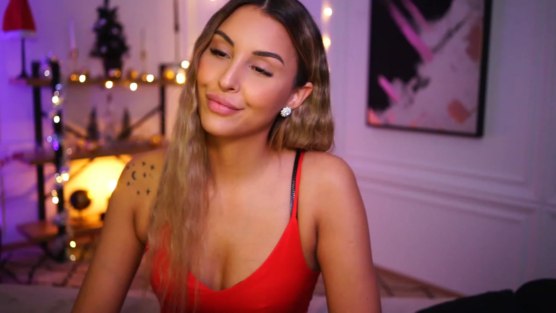Gallery image thumbnail from Lisamelow's myfreecams stream on, 12/06/2022, 21:19 image 13 of 20