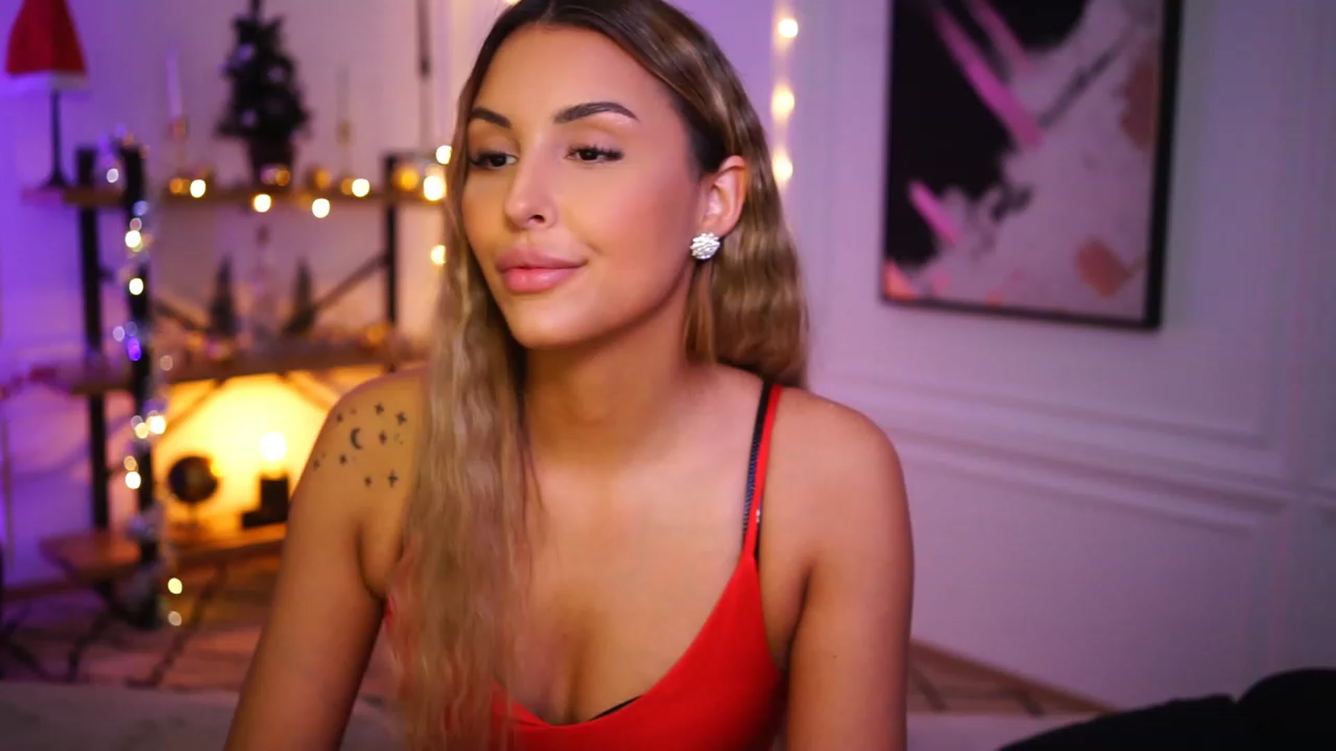 Gallery image thumbnail from Lisamelow's myfreecams stream on, 12/06/2022, 21:19 image 15 of 20