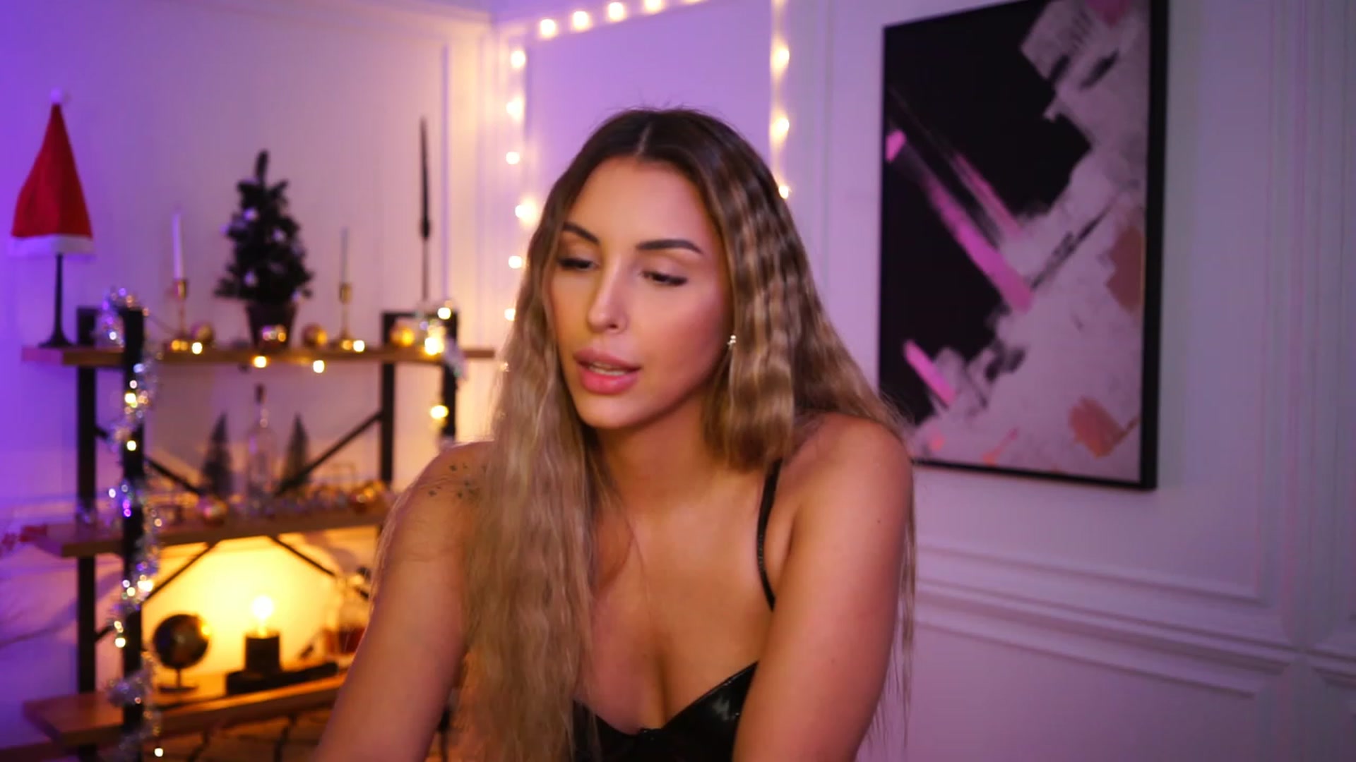 Gallery image thumbnail from Lisamelow's myfreecams stream on, 12/06/2022, 23:05 image 18 of 20